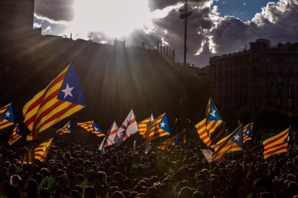 Una manifestación con banderas catalanas