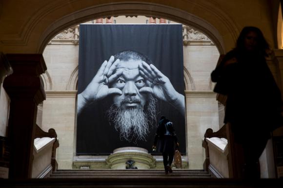 ローザンヌのパレ・ド・リュミーヌ内に展示されたアイ・ウェイウェイの写真