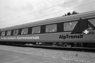 スイス全土を回りアルプス縦断鉄道計画をアピールする電車