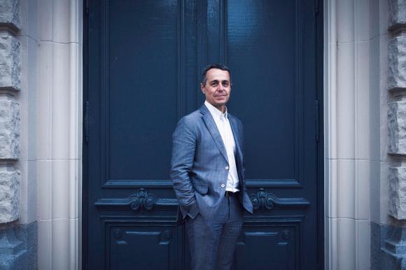 Ignazio Cassis in piedi davanti alla porta dell edificio in cui ha sede il Dipartimento federale degli esteri