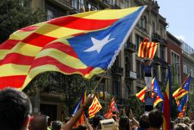 Marcha en Barcelona con banderas catalanas