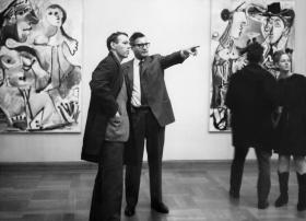 Franz Meyer, diretor do Museu de Arte de Basileia (à dir.), e Lukas Burckhardt, do governo cantonal, 1967.