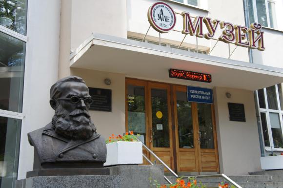 Бронзовый бюст работы скульптора Игоря Акимова