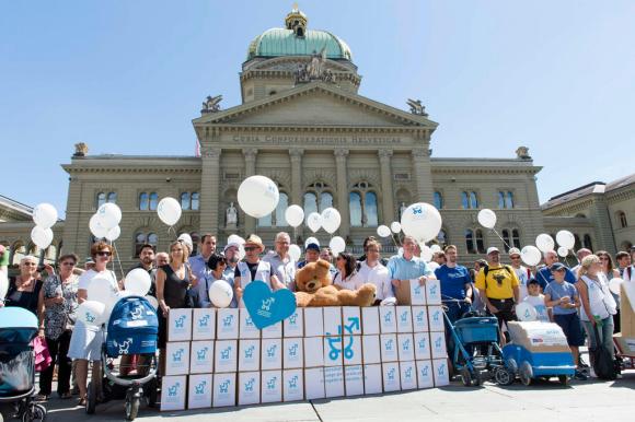 Menschenmenge vor dem Bundeshaus