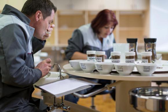 Funcionários testam a qualidade do café instantâneo Nescafé na fábrica da Nestlé em Orbe, Suíça