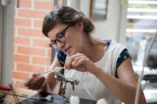 Milena Buckel stellt ein Glasauge her