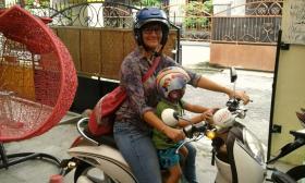 Madeleine Weiss avec son fils sur un scooter