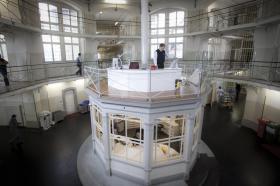 Ein Pavillon in einem Gefängnisinnenhof zur Überwachung der Gefangenen