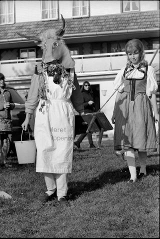 1966 en Emmental, Oppenheim disfrazada de vaca.