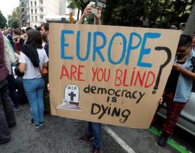 Manifestantes muestran una pancarta: ¿Europa, estás ciega? La democracia se muere