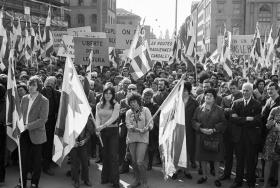 Foto en blanco y negro de las manifestaciones a favor de la independencia del Jura