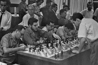 1963: El Che jugando ajedrez.