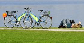 Deux vélos à l arrêt près d un lac.