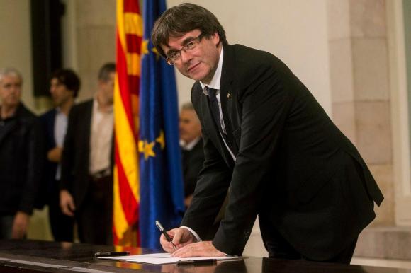Carles Puigdemont signe le document proclamant l indépendance catalane.