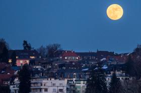 瑞士首都伯尔尼上空的满月