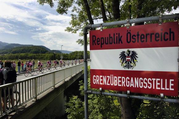 Velor-Rennfahrer überqueren auf einer Brücke die Grenze Österreich-Schweiz.