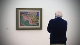 Eberhard Kornfeld mirando una pintura