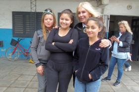 Renata Jacobs con algunas alumnas.
