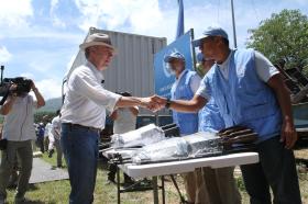 El presidente Santos saluda a observador de la ONU en Colombia