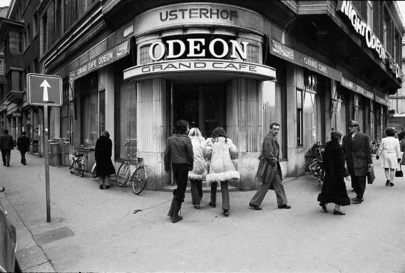 Porta de entrada do Café Odeon em 1971