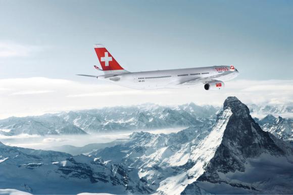 マッターホルン上空を飛ぶスイスの飛行機