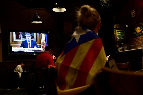 Bar en Barcelona: escuchando mensaje de rey de España