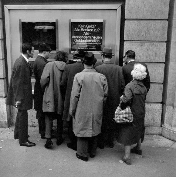 Menschenmenge vor dem ersten Geldautomaten