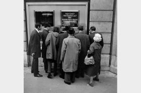 مجموعة من الأشخاص ينتظرون دورهم لسحب أموال أمام أول جهاز صرف آلي في سويسرا