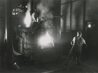 Mann heizt einen Elektroofen ein, Honegger Rüti, 1942
