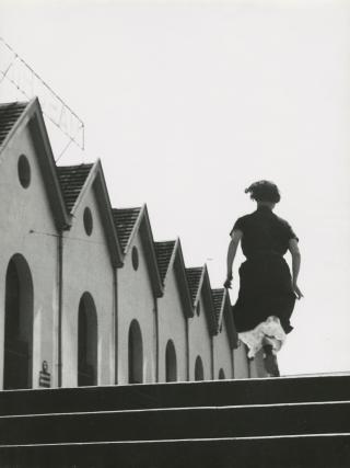 Una joven corre por las instalaciones de la fábrica de máquinas de Oerlikon, 1934.