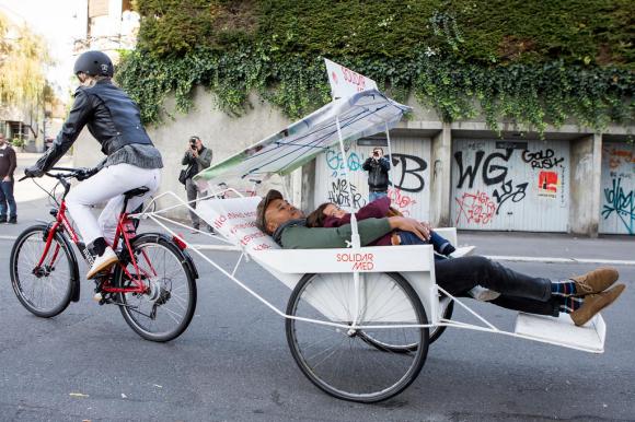 Bicicletas-ambulância em uma rua da Suíça