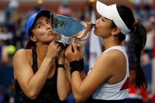 (至今)最后的银杯：在2017年赢得美网冠军后，辛吉斯和詹咏然一起亲吻奖杯。(Reuters/Andrew Kelly)