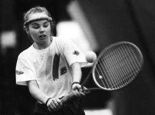 11岁时，辛吉斯已是13-14岁年龄组的瑞士冠军，被视作瑞士女子网球的希望之星。(Keystone/Arno Balzarini)