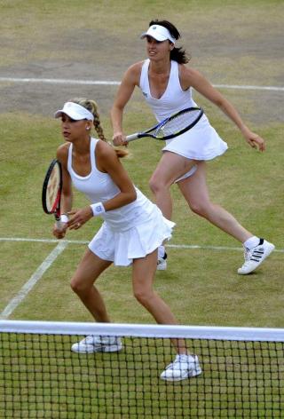 2010年和搭档安娜·库尔尼科娃一起参加温布尔登女子邀请赛。(Keystone)