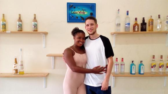 José Steiner e sua companheira na sua loja de bebidas em Cabo Verde.