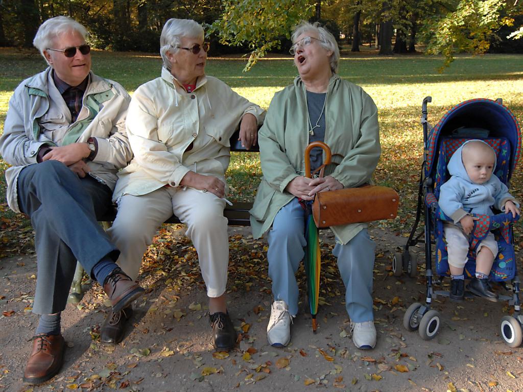 бабушка и внуки. бабушка дедушка и внуки. пожилые люди с детьми и внуками россия. лучшие бабушка и дедушка. бабушки и дедушки с 3 внуками.