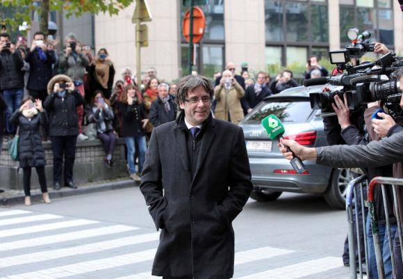 Carles Puigdemont llega a una rueda de prensa en Bruselas