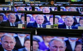 Pantallas de televisión con la imagen de Putin
