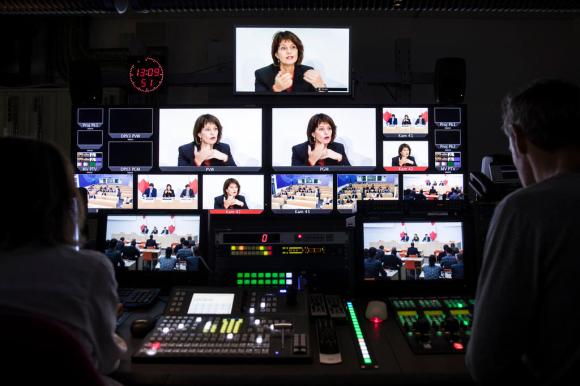 Medienministerin Doris Leuthard auf mehreren TV-Bildschirmen in einem Studio
