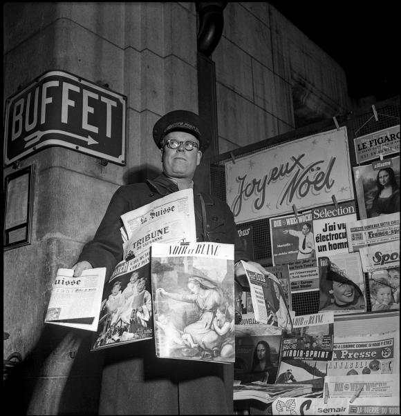 Figur von gestern: Zeitungsverkäufer in der Stadt (1951).