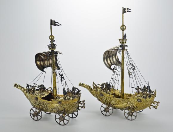 Os navios ornamentais em ouro e prata foram confeccionados em 1630 pelo ourives alemão Georg Müller, de Nuremberg