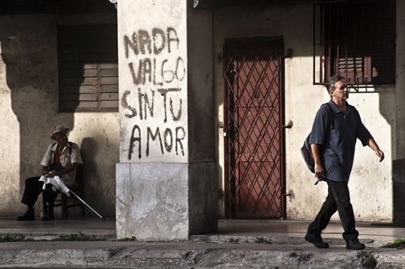 Un hombre camina por las calles de La Habana