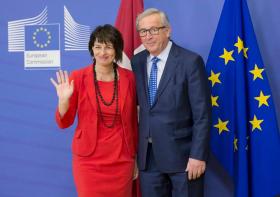 La presidenta de Suiza Doris Leuthard con vestido rojo y Juncker comparecen ante la prensa.