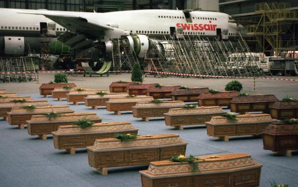 チューリヒ空港に到着したルクソール事件犠牲者の棺