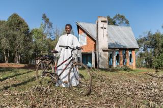 La pastora Jospina Fidia con su bicicleta