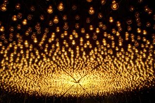 Tausende von Glühbirnen in einem schwarzen Raum