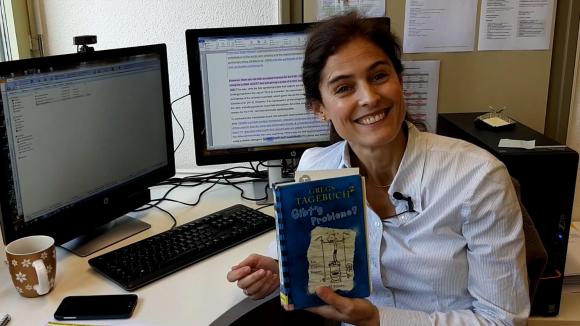 La bióloga Nadia Mercader muestra un libro infantil