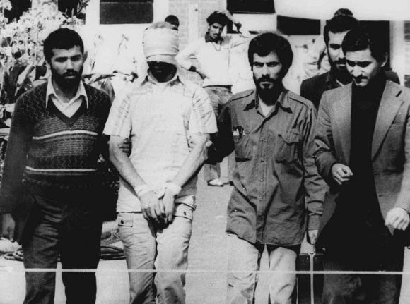 رهائن مُحتجزون من طرف طلبة إيرانيين بعد اقتحام السفارة الأمريكية في طهران سنة 1979