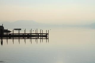楚格是一个童话般的城市，清晨薄雾还未散尽，我愿像湖边人家的那尊孤独铜人，坐看你的深沉。