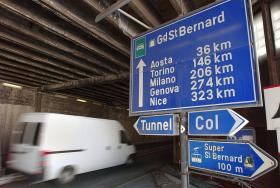 Panneau indicateur dans le tunnel du Grand-Saint-Bernard